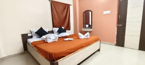 מיטה או מיטות בחדר ב-Hotel BINAPANI BHAVAN