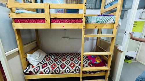Dviaukštė lova arba lovos apgyvendinimo įstaigoje Aashapurti Hotel