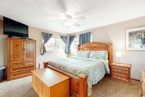- une chambre avec un lit et une télévision à écran plat dans l'établissement Sparkling Sands Oceanfront, à San Marine