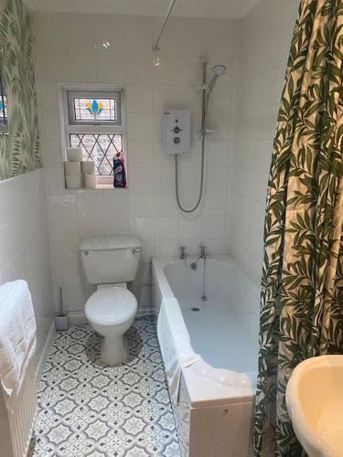 een badkamer met een toilet, een bad en een wastafel bij 3 x Double Bedroomed Apartment, Snaith in Snaith