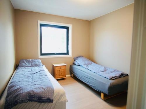 1 dormitorio con 2 camas y ventana en 3-roms leilighet, Svolvær, Lofoten, en Svolvær