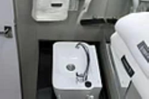 un piccolo bagno con lavandino e lavandino di Apartamentos Centro Poços de Caldas a Poços de Caldas
