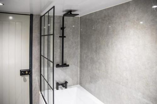 una cabina de ducha en un baño con lavabo en Botanic Mews, en Southport