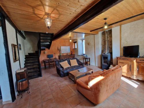 un salon avec un canapé et une télévision dans l'établissement Gîte de las Randoletas, à Dreuilhe