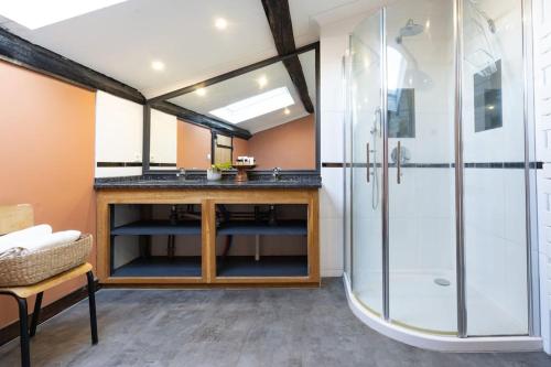 une salle de bain avec un lavabo et une douche dans l'établissement Villa de charme avec piscine, à Saint-Étienne-dʼOrthe