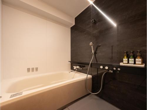 日田市にあるMikuma Hotel - Vacation STAY 63515vのバスルーム(バスタブ、ガラス張りのシャワー付)