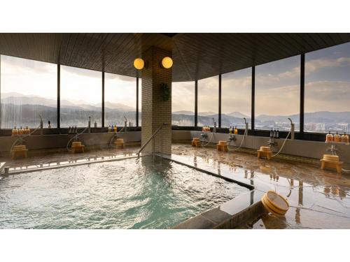 日田的住宿－Mikuma Hotel - Vacation STAY 63515v，一座带大窗户的建筑内的游泳池