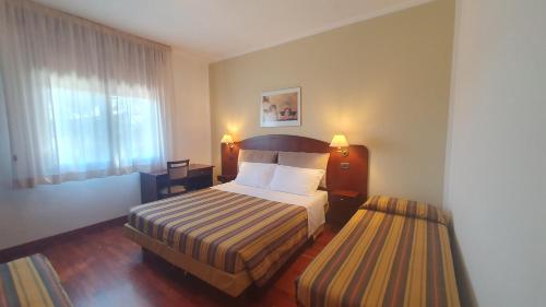 ein Hotelzimmer mit einem Bett und einem Fenster in der Unterkunft Agriturismo Gli Ulivi in Predappio Alta