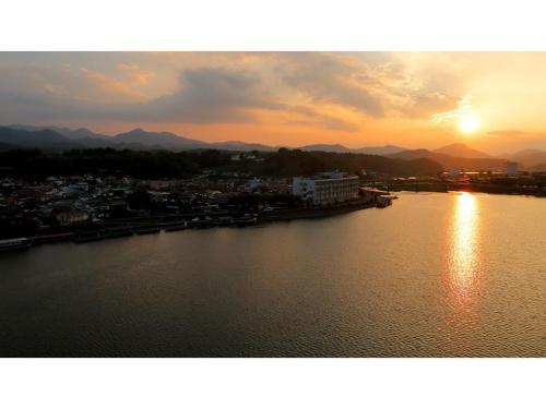 a view of a river at sunset with a city at Mikuma Hotel - Vacation STAY 63441v in Hita