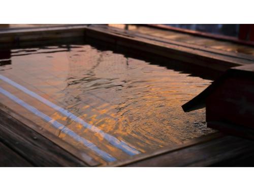 a pool of water on top of a wooden table at Mikuma Hotel - Vacation STAY 63441v in Hita