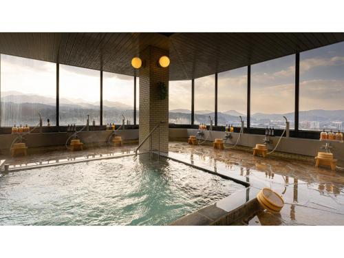 日田市にあるMikuma Hotel - Vacation STAY 63481vの大きな窓のある建物内のプール