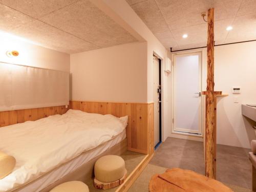 ein Schlafzimmer mit einem großen Bett und einem Fenster in der Unterkunft Ashigarashimogun - Glamping - Vacation STAY 75747v in Sengokuhara