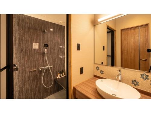 日田市にあるMikuma Hotel - Vacation STAY 63485vのバスルーム(シャワー、シンク、鏡付)