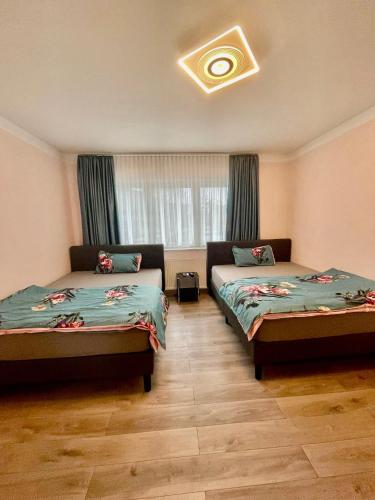 a bedroom with two beds and a window at Leo Apartment Zentrum Rüsselsheim in Falkenberg