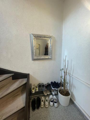 a row of shoes in a room with a mirror at Leo Apartment Zentrum Rüsselsheim in Falkenberg
