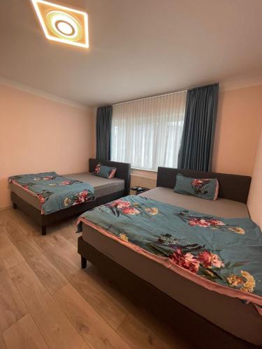 a bedroom with two beds and a window at Leo Apartment Zentrum Rüsselsheim in Falkenberg