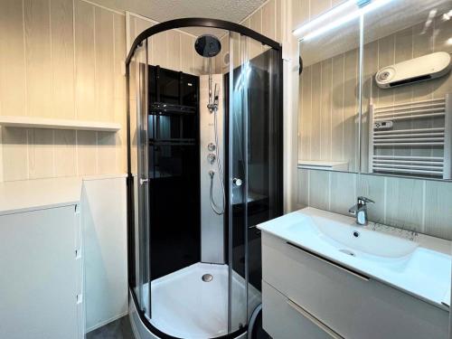 une salle de bain avec douche et lavabo dans l'établissement Résidence L'oustal - Joli studio 4 personnes MAE-2774, aux Orres