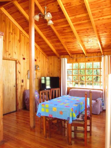 un comedor con una mesa en una habitación en Cabañas Arrayán, en Ancud