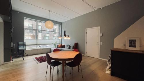 - un salon avec une table, des chaises et un canapé dans l'établissement ApartmentInCopenhagen Apartment 1595, à Copenhague