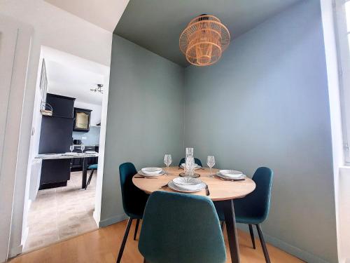 une salle à manger avec une table et des chaises en bois dans l'établissement Le Twenties*Fibre*Netflix*Ménage, à Bagnères-de-Bigorre