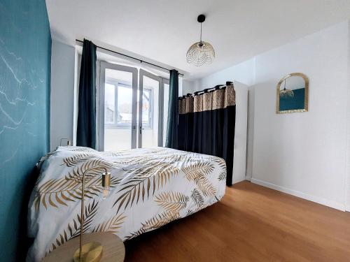 une chambre avec un lit et une grande fenêtre dans l'établissement Le Twenties*Fibre*Netflix*Ménage, à Bagnères-de-Bigorre