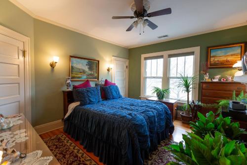 a bedroom with a bed and a ceiling fan at Mike & Allen's Place on the Park_2 in Columbus