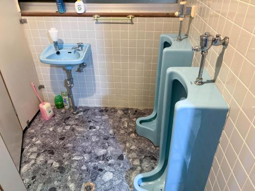 een badkamer met een urinoir en een wastafel bij Eco Hotel Yunokosou - Vacation STAY 99595v in Mizumata
