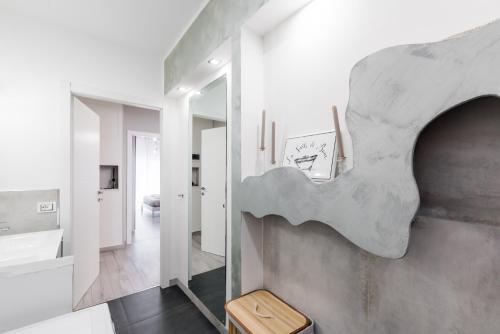 bagno con lavandino e specchio di [5 min dal Centro] Cozy House a Torino