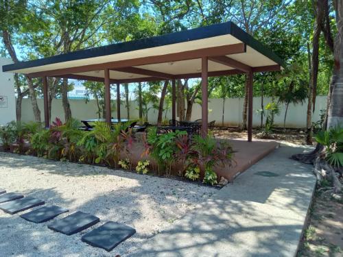 einem Pavillon mit Picknicktisch und einigen Pflanzen in der Unterkunft Parque 44 in Playa del Carmen