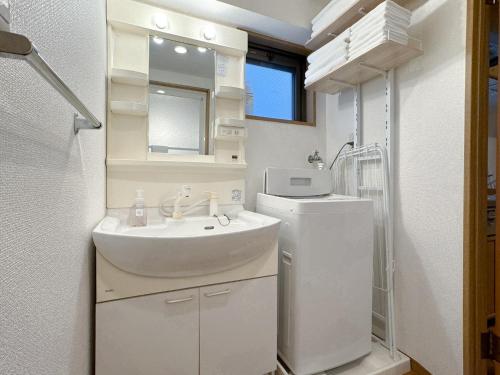 y baño con lavabo y lavadora. en Fukuoka - Apartment - Vacation STAY 00143v en Fukuoka