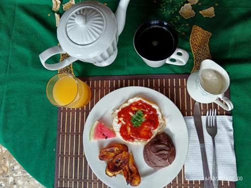 Antigua Sweet Apartment في أنتيغوا غواتيمالا: طاولة مع طبق من طعام الإفطار وكوب من القهوة
