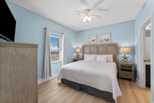 A bed or beds in a room at Laketown Wharf #319 by Nautical Properties