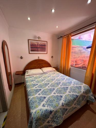 a bedroom with a bed and a window at Hotel Casa del profesor Iquique in Iquique