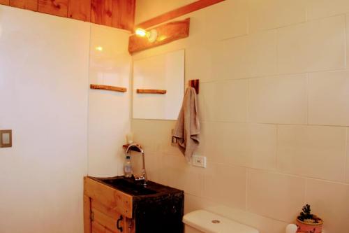 y baño con lavabo y aseo. en Cabaña exclusiva ENQUIRY, chalet Zona Hotel, en El Encano