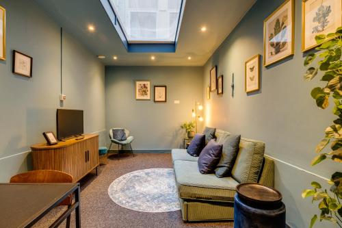 - un salon avec un canapé et une télévision dans l'établissement SeventyFive, à Amsterdam