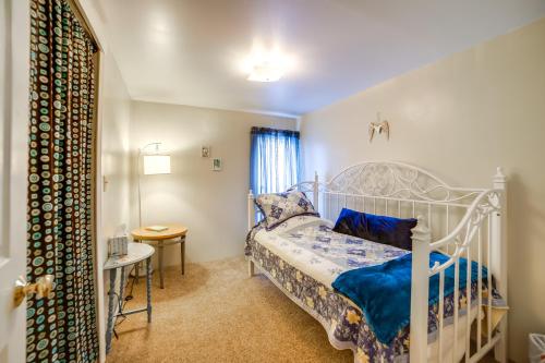 een slaapkamer met een wit bed en een tafel bij Family-Friendly Home Less Than 1 Mi to Adrian College in Adrian