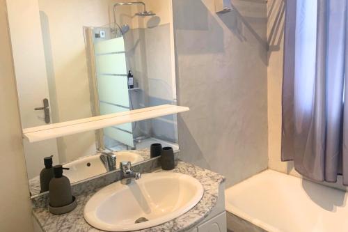 a bathroom with a sink and a mirror at Henri en scène in Chartres