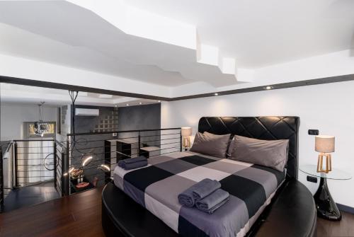 una camera con un letto bianco e nero di Porta Susa - Liberty Loft a Torino
