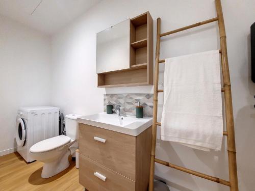 Ένα μπάνιο στο Le Nordique - 2 chambres - Fibre Wifi - Netflix - Ménage inclus