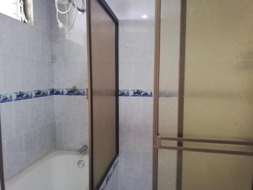 a shower with a glass door in a bathroom at Apartaestudio central con balcón y wifi en Riosucio in Ruiosucio