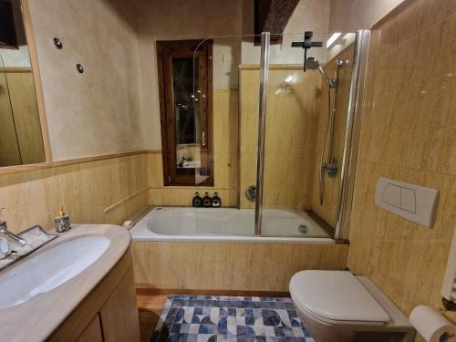 a bathroom with a tub and a toilet and a sink at Villetta dei Fagiani - B&B in Montauto