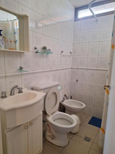 bagno bianco con servizi igienici e lavandino di DEPARTAMENTO EN DORREGO a Guaymallén
