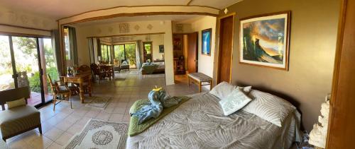 Maui Eco Retreat في Huelo: غرفة نوم مع سرير وغرفة معيشة