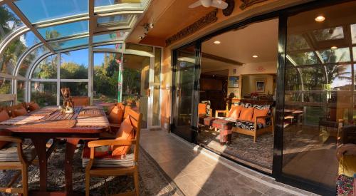 a conservatory with a table and chairs and a dining room at Maui Eco Retreat in Huelo