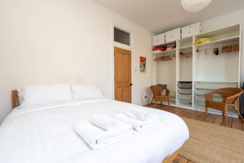 Cama o camas de una habitación en Spacious 2BD Flat By Regents Park & Camden Town!