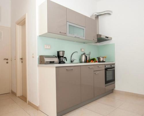 Kuchyň nebo kuchyňský kout v ubytování Apartment Riva Mare with Sea View in the center