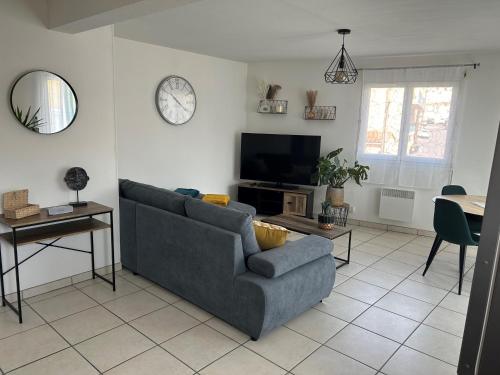 a living room with a couch and a tv at Appartement 4 pers avec parking clim dans rés securisé in Perpignan