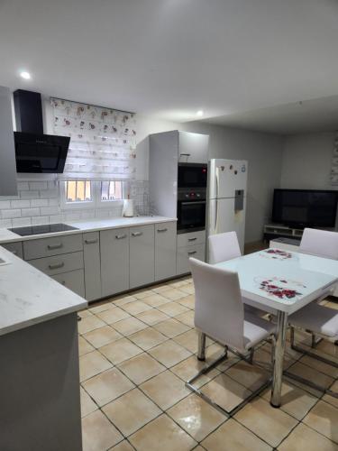 Köök või kööginurk majutusasutuses Villa Avignon- Montfavet en périphérique du centre ville d'Avignon WIFI avec grand parking