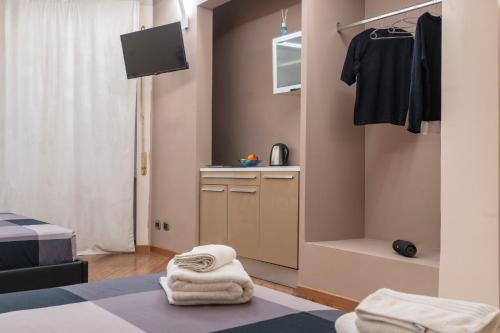 Cette chambre comprend un lit et une salle de bains pourvue de serviettes. dans l'établissement Le stanze sui musei vaticani, à Rome