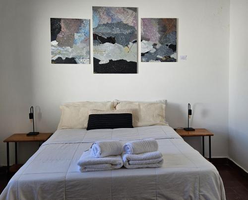 um quarto com uma cama com toalhas em La Merced em Salta